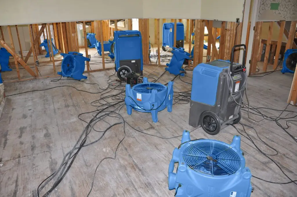 Water damage restoration crew working in Maitland, FL